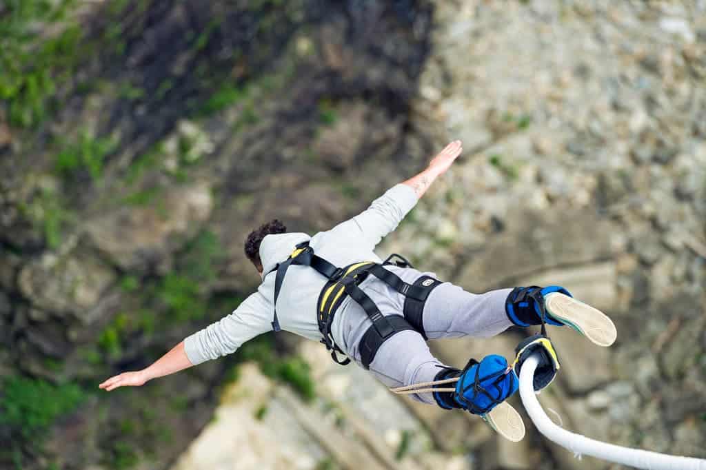 is bungee jumping bad for your head